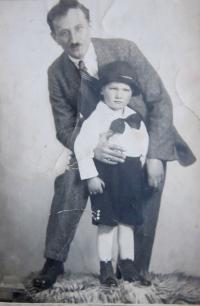 Miroslav Tomek with his uncle in Prague in 1928