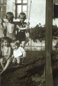 Ivan Kania (vpravo dole) se staršími bratry (1933)