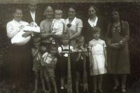 Ivan Kania (v náruči babičky) s rodinou (12.7. 1933)