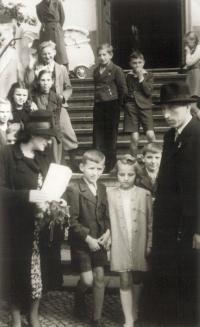 Svatba strýce Fanouše (Ivan Kania vpředu, vlevo jeho matka, vpravo otec) (1940)