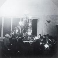 Ivan Kania ve skautské klubovně (pátý zprava) (6.1.1941)