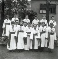 Ivan Kania (spodní řada vpravo) jako ministrant (1941)