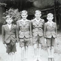 Ivan Kania (vpravo) se staršími bratry (1941)