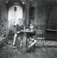 Ivan Kania (vlevo) se svým starším bratrem (1941)