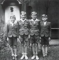 Ivan Kania (vlevo) se staršími bratry (1941)