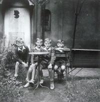 Ivan Kania (vlevo) se staršími bratry (1941)
