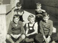 Ivan Kania (vpravo vzadu) se svými staršími bratry a sestrou (1941)