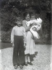 Ivan Kania a paní Temelová s vnučkou (1941)