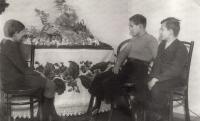 Ivan Kania ve skautské klubovně (vpravo) (1941)