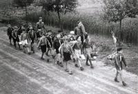 Ivan Kania (zcela vpravo) se svým skautským oddílem (10.6. 1945)