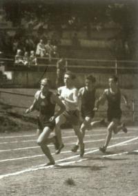 Ivan Kania (na druhém místě) Nitra, běh 1200 m (21.5. 1950)