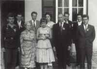 Ivan Kania (druhý zleva) na svatbě (6.8. 1960)
