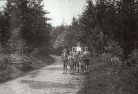 Ivan Kania (druhý zprava) v mateřské školce, Karlovy Vary (1937)