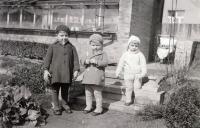 Ivan Kania (vlevo) se svými sourozenci, Slaný (30.3. 1935)