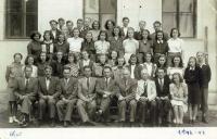 Školní fotografie 1946 - 47 (Ivan Kania v horní řadě třetí zleva)