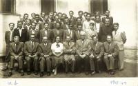 Školní fotografie 1948 - 49 sexta, Klasické gymnázium (Ivan Kania v horní řadě vlevo)