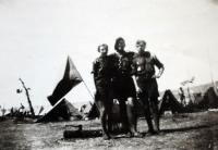 Jamboree 1947: Rapax (pravděpodobně vlevo) se svým francouzským kamarádem
