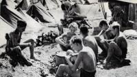 Jamboree 1947: Jeden z čs. skautů škrábající brambory je Rapax