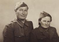 Emiliini rodiče František a Zdenka Kozákovi po vstupu do 1. čs. armádního sboru v roce 1944