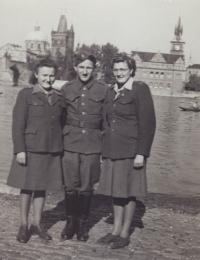 Sourozenci Kozákovi (zleva: Anastazie, Jaroslav, Emilie) v Praze na Kampě po příchodu do Prahy v létě 1945
