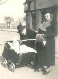 V dětství s dědečkem Müllerem