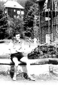 Mladík Miroslav Šťastný v Karlově Studánce