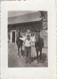 S tatínkem a koňmi, 1944