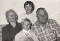 Maminka Julie, tatínek František, dcera Jaruška, syn Mirek, 1974