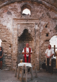 Mše svatá ve zříceninách hradu v Korintu, zájezd Diecezního centra mládeže do Řecka, 2001