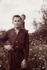 Ivan Landsmann (vpředu) s bratrem Vítem (Luka nad Jihlavou, kol. 1963)