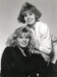 Dcery Ivana Landsmanna Eva (vlevo) a Ivona (vpravo) (Karviná, 1992)