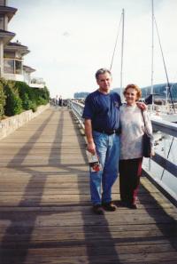 Bratr Ivana Landsmanna Petr s maminkou v Kanadě