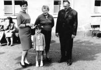 Jana Andrlíková s rodiči a dcerou, polovina 60. let