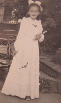 Marie Hromádková (Eliášová) při prvním přijímání v roce 1952 v Tiché