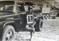 Petr Lang za šestidenní války s portrétem krále Husseina