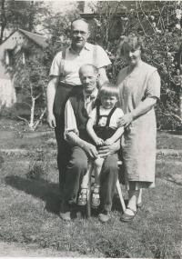 S maminkou, tatínkem a dědečkem Václavem, Liběchov, léto 1934