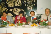 Volary 1987 - mezinárodní seminář o ekopedagogických plochách. U předsednického stolu Rosie Simpson (UK) a odborný garant akce Jan Čeřovský.