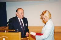 II. konference o ochraně evropského rostlinstva, Uppsala, Švédsko, červen 1998. Jan Čeřovský, prezident mezinárodního sdružení PLANTA EUROPA předává Červenou knihu IUCN švédké ministryni životního prostředí Ann Lindhové.
