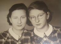 Se sestrou, Bohumila vpravo