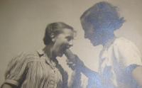 S Annou Hyndrákovou, Hagibor, 1942, Bohumila vlevo