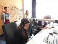 Studentský tým při práci na reportáži