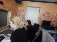 Studentský tým při práci na reportáži