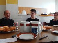 Otto Seidler se studenty během natáčení