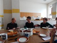 Otto Seidler se studenty během natáčení