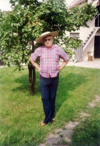 Václav Kelnar na zahradě v Troubkách