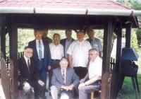 Václav Kelnar (sedí vpravo) na srazu spolužáků