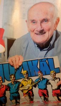 Jindřich Hojer a plakát muzikálu Rychlé šípy