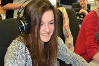 Děti v rozhlasovém studiu pracují na reportáži