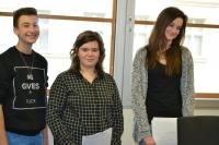 Děti v rozhlasovém studiu pracují na reportáži