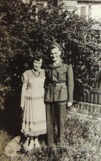 s manželkou Jiřinou ve vojenském